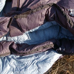 Zateplovací límec se sepne suchým zipem a stáhne samosvorkou.