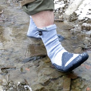Ani přímá chůze vodou nenaruší 100 procentní voděodolnost ponožek Sealskinz