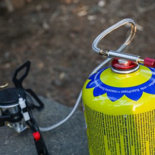 I při připojení velké kartuše vám hadice nebude nikde překážet, ani se nebezpečně přibližovat plameni