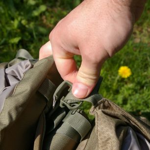 Nyní je už sponka od batohu odpojena.