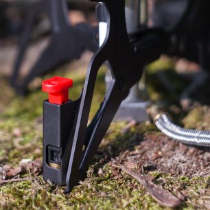 Piezozapalovač lze stisknout jednou rukou, protože se tak děje proti podložce. Nemusíte se tedy bát převrhnutí vařiče