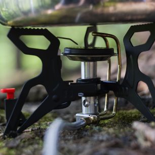 Podpěry jsou robustní a mezi nimi se nachází samotný hořák, piezozapalovač a trubička pro předehřev plynu