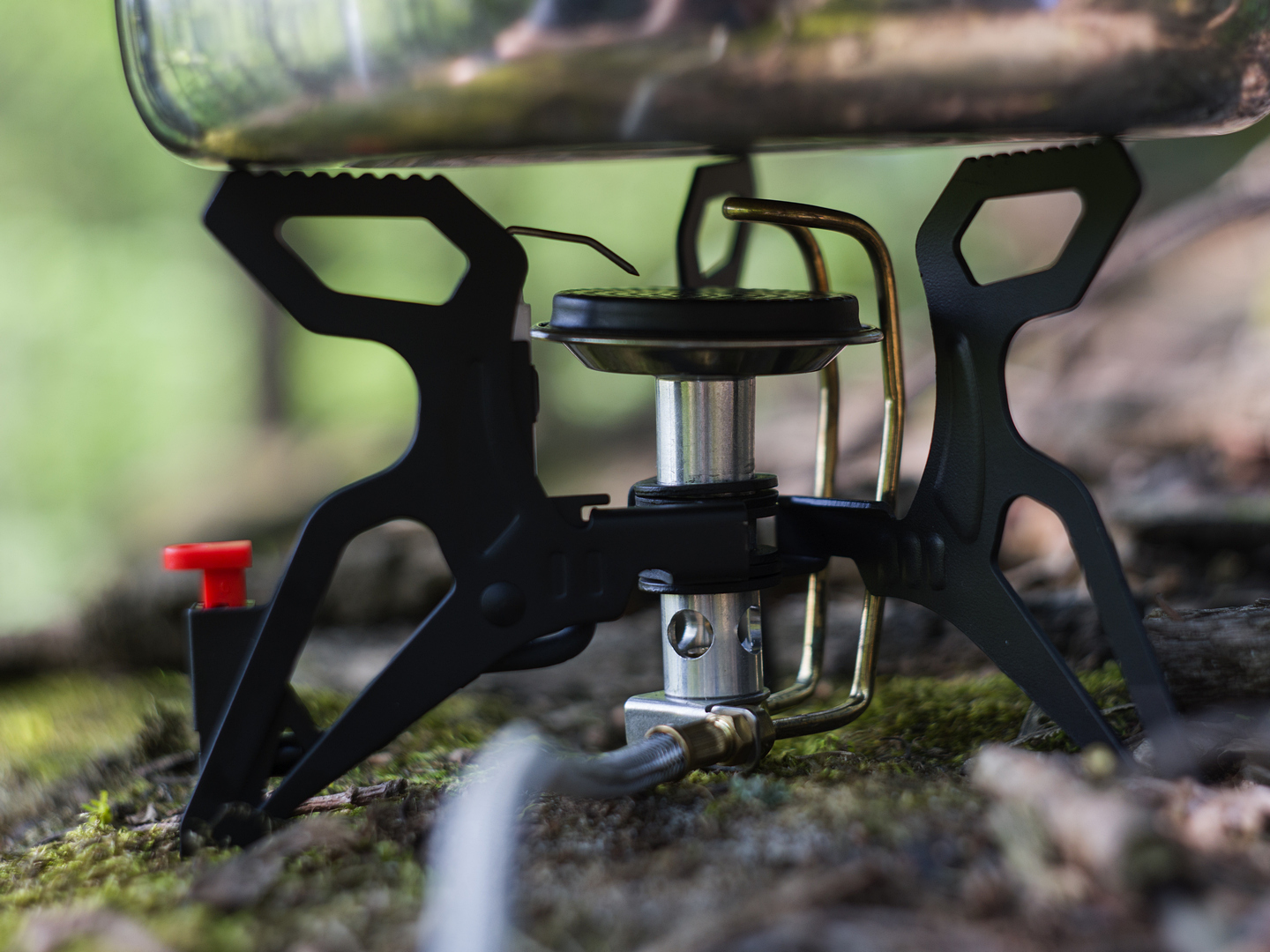 Podpěry jsou robustní a mezi nimi se nachází samotný hořák, piezozapalovač a trubička pro předehřev plynu