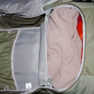 Přepážka takto může oddělit spodní část batohu.