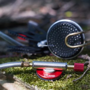 Regulační ventil na konci hadice je skutečně kompaktních rozměrů a nese nepřehlédnutelné logo Meva