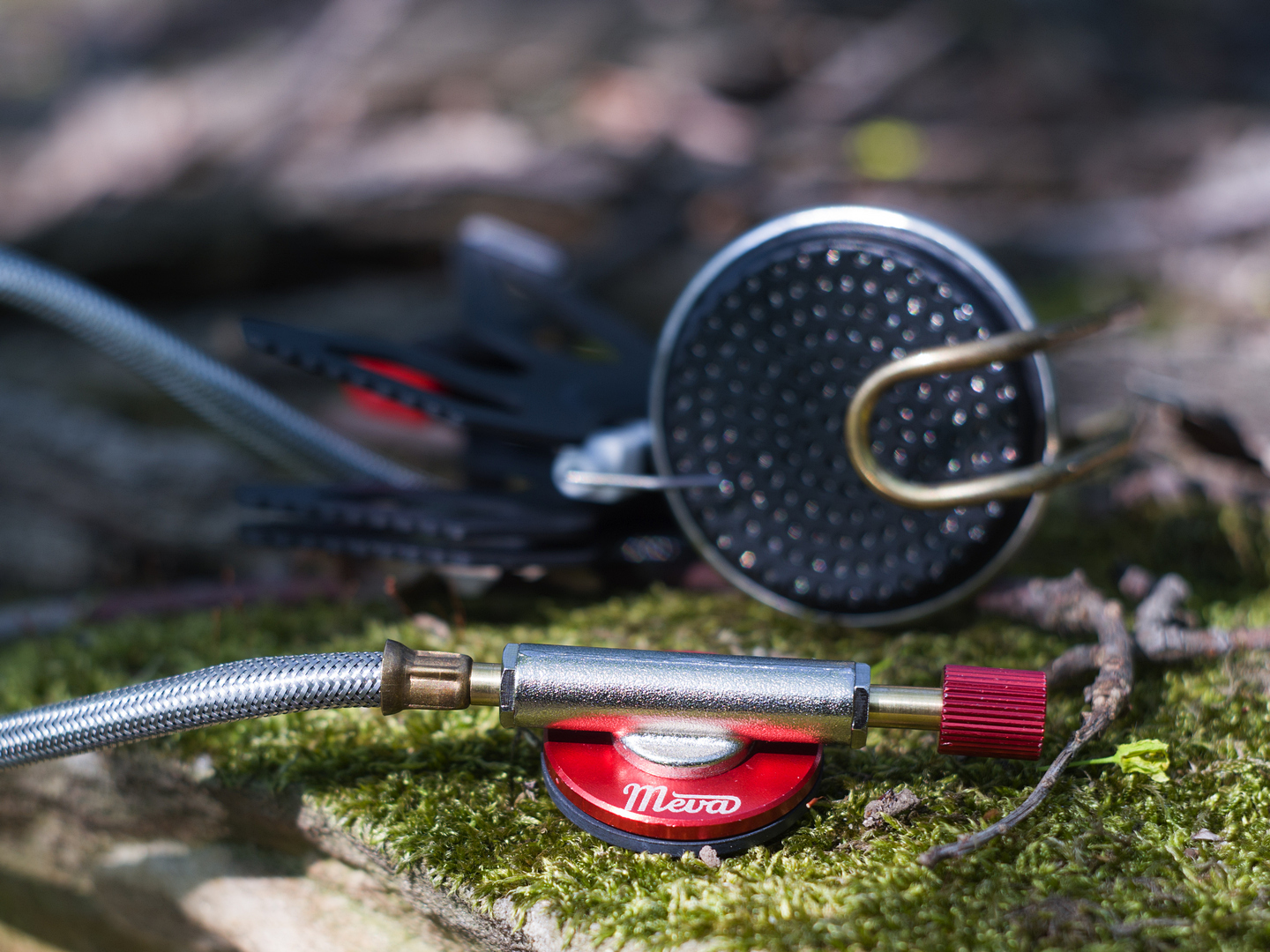 Regulační ventil na konci hadice je skutečně kompaktních rozměrů a nese nepřehlédnutelné logo Meva