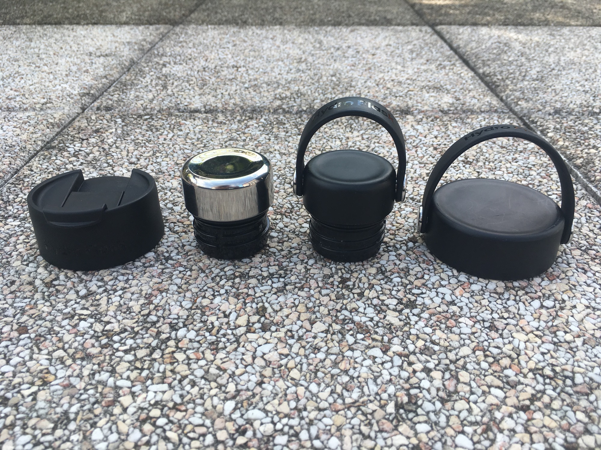 Různé druhy uzávěrů Hydro Flask při pohledu ze strany.