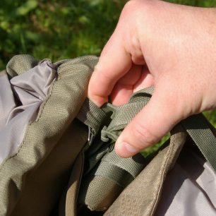 Sponku víka batohu lze snadno odepnout.