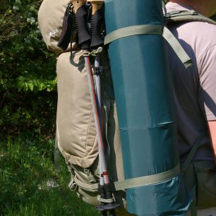 Trekové hole takto na batohu VAUDE Astrum Evo drží pevně.