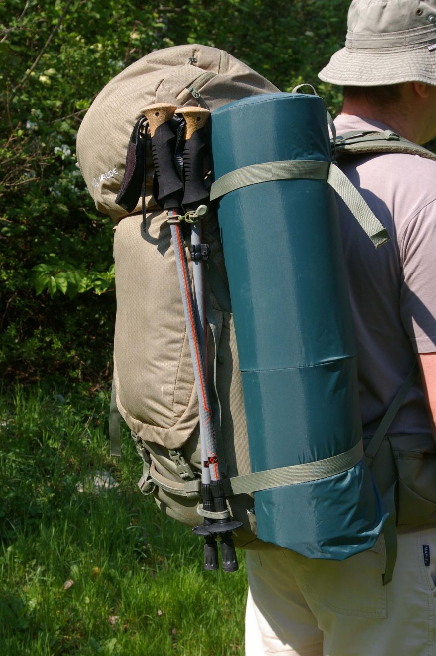 Trekové hole takto na batohu VAUDE Astrum Evo drží pevně.