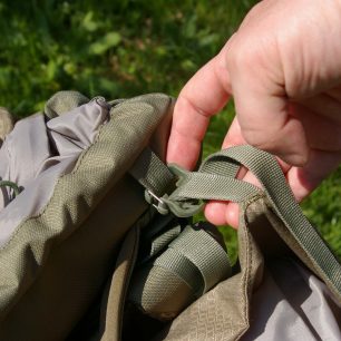 Viko batohu je připevněno pomocí této sponky.