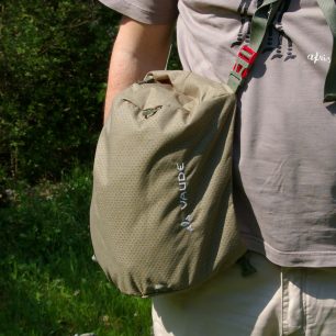 Víko batohu si lze zavěsit i jako mošnu-chlebník.