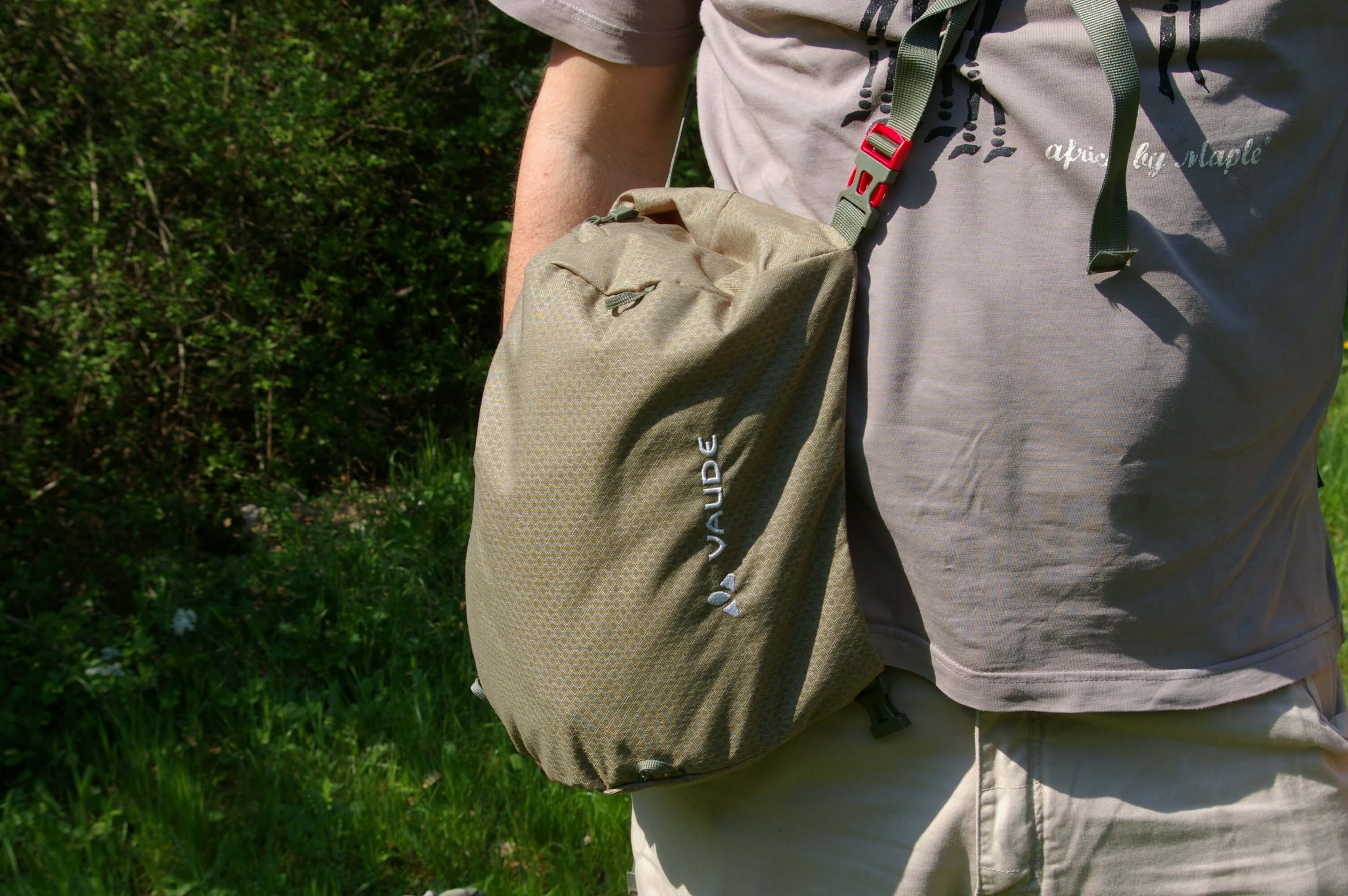 Víko batohu si lze zavěsit i jako mošnu-chlebník.