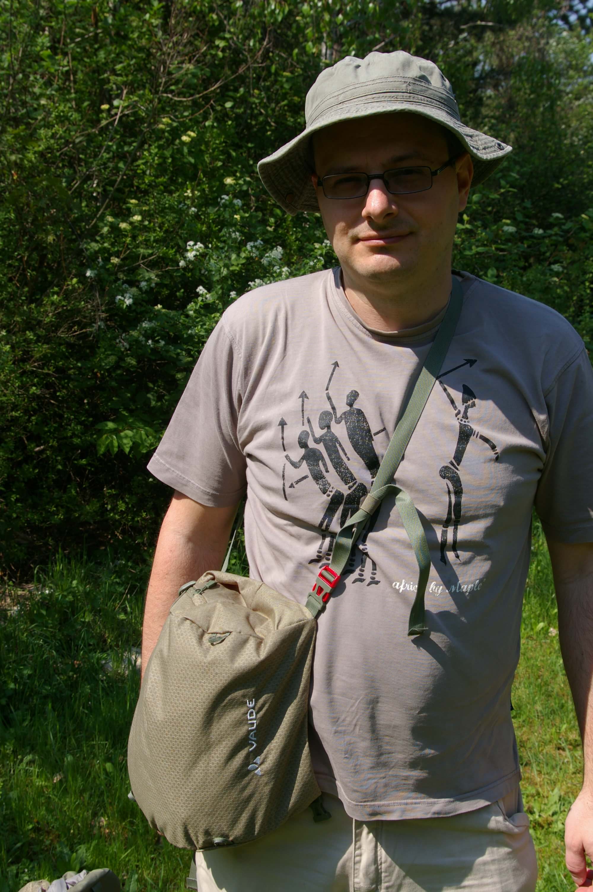 Vše nutné ve víku batohu lze vzít takto do letadla či autobusu.