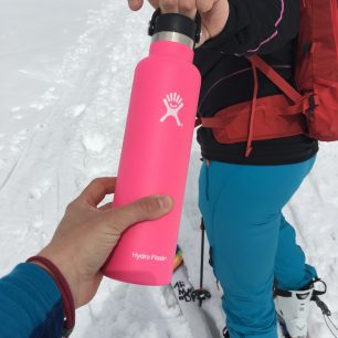 Závěs Hydro Flask není jen pro parádu.