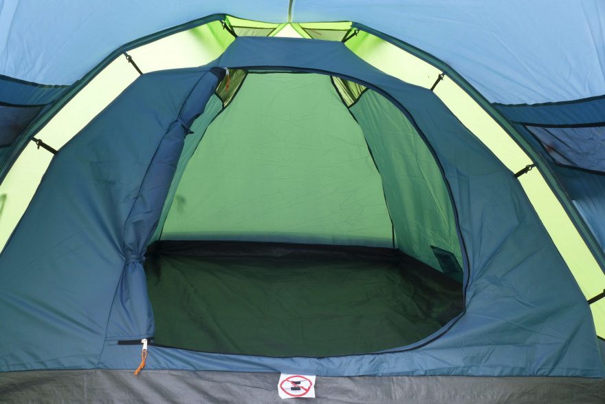 Pohled z předsíňky na otevřený stan.