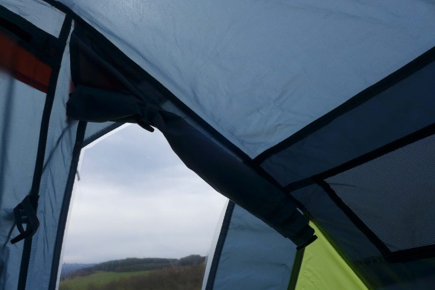 Srolovaná záclonka v okénku.