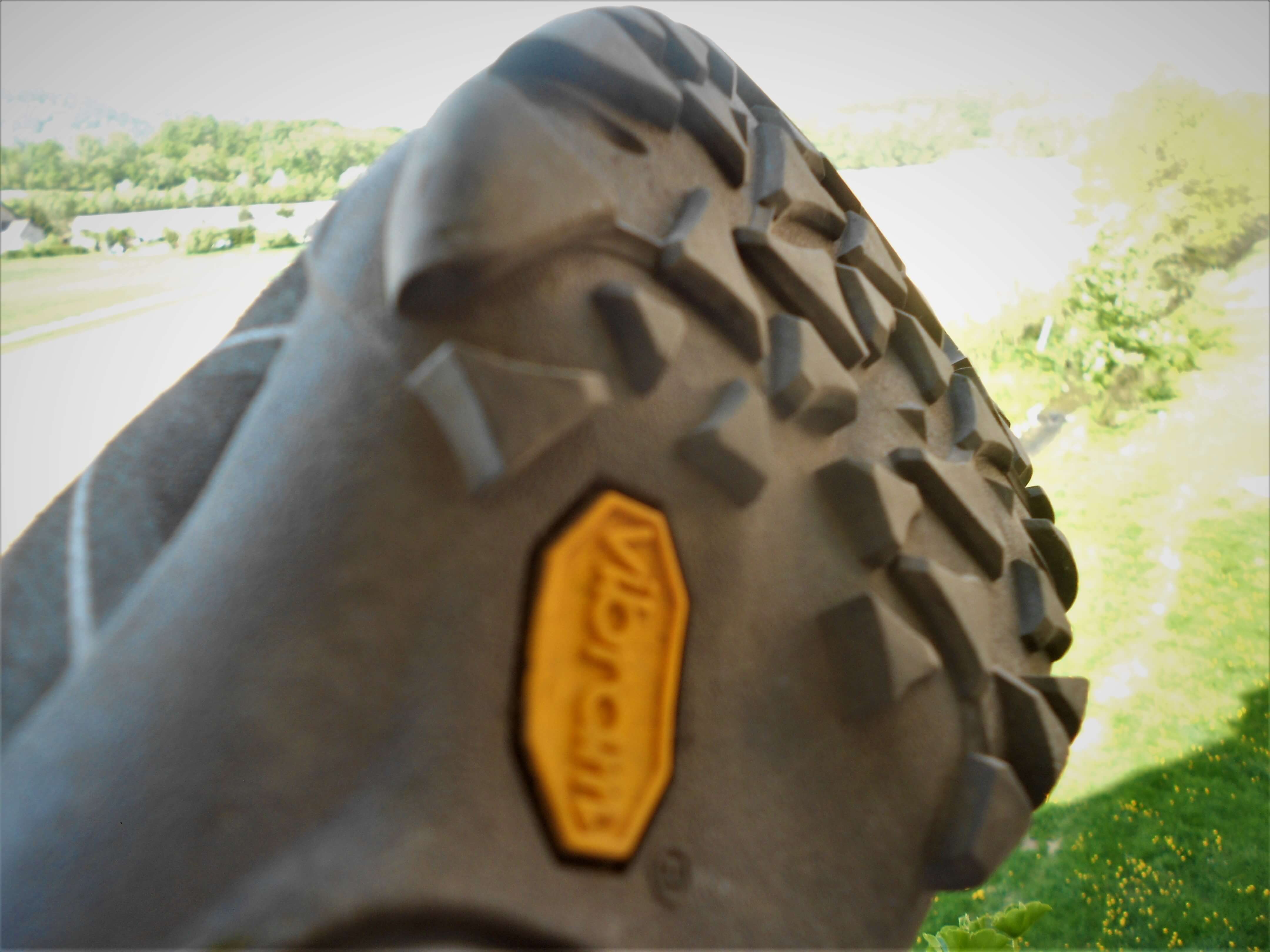 Podrážka nabízí dostatečný vzorek, který obstojí na široké paletě povrchů.