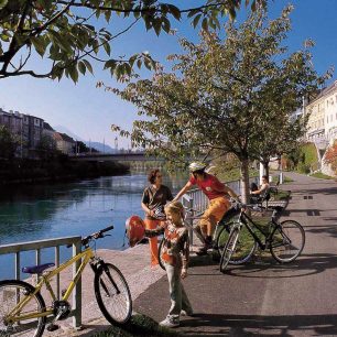 Drávská cyklostezka protíná řadu menších korutanských městeček, kde najdete pohostinné restaurace. Korutany, Rakousko.