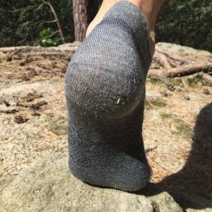 Vlna ponožek Injinji Performance 2.0 Run Nüwool Lightweightt je náchylná k poškození suchými zipy.