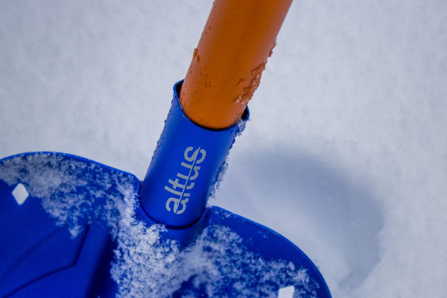 Lopata na skialpy a do zimních hor je součástí lavinové výbavy. Foto: Pavlína Martin