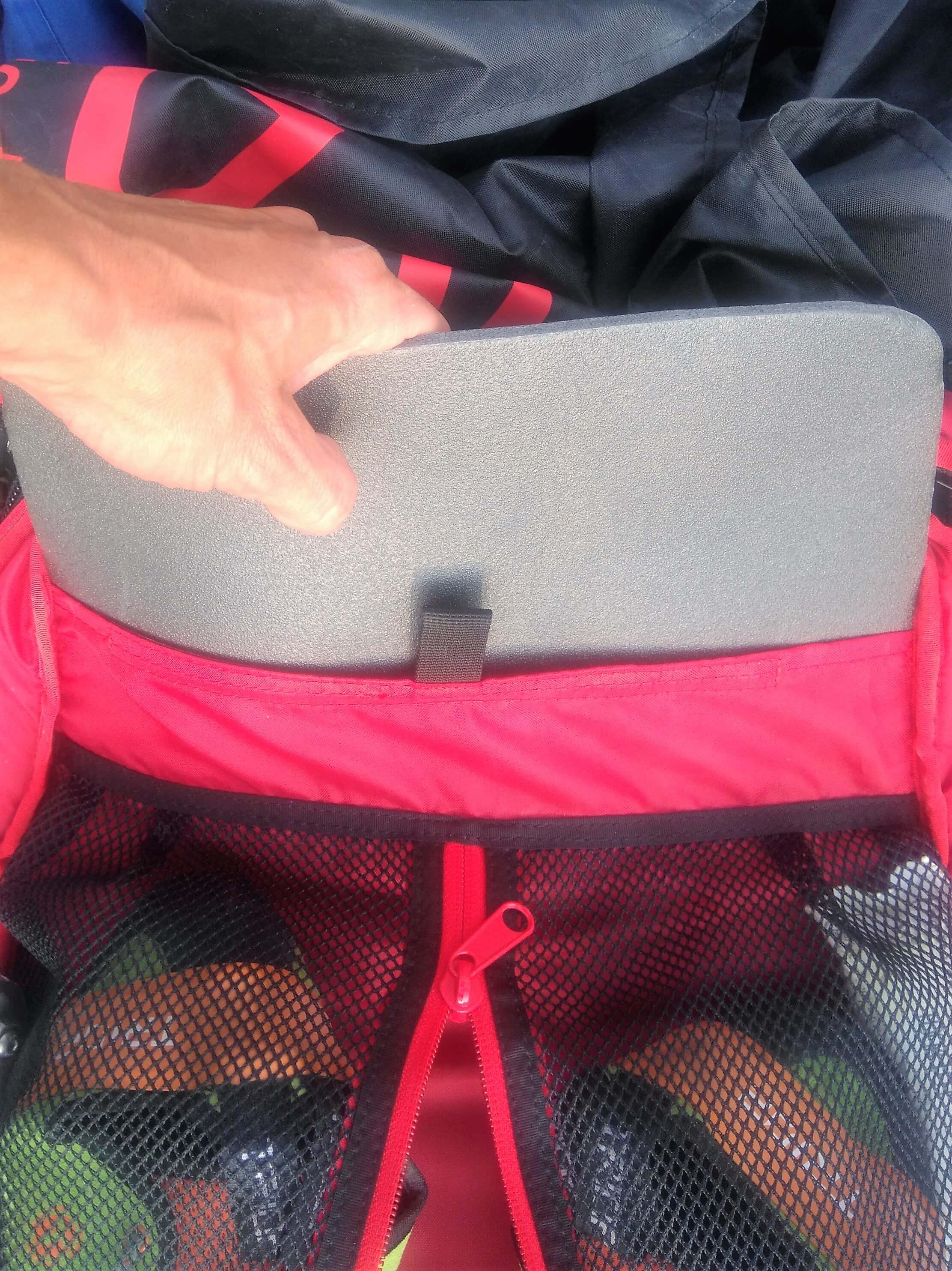 Batoh TENDON má vyjímatelnou zádovou výztuhu vhodnou třeba na sednutí.