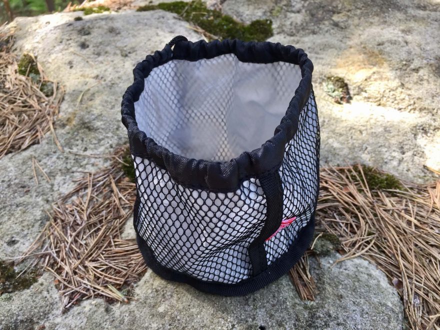 Detail skladovacího obalu vařiče Coleman Fyrepower Alpine.