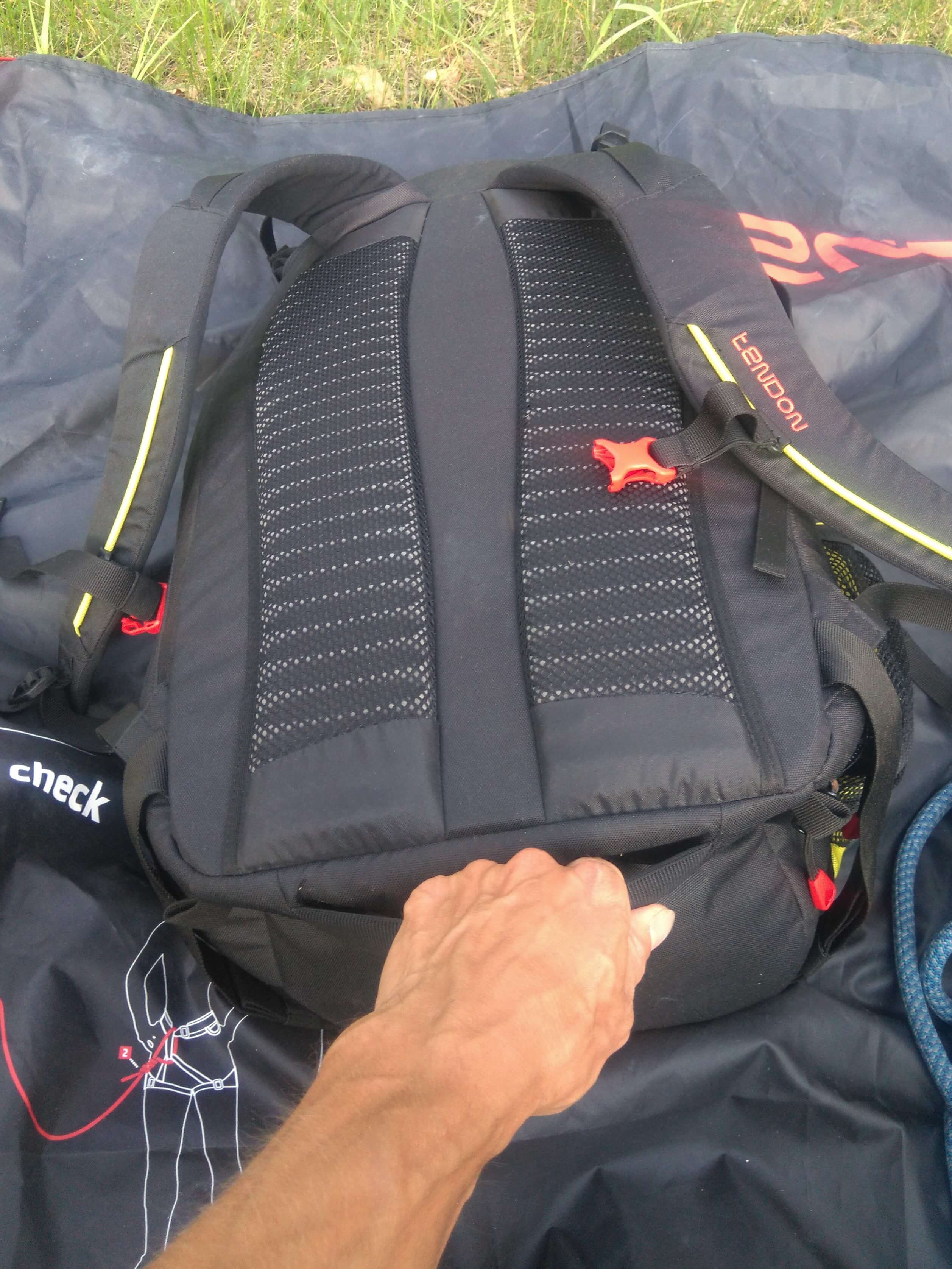 Detail spodního polotuhého madla batohu Tendon.