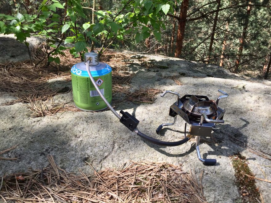 Dostatečně dlouhá hadička vařiče Coleman Fyrepower Alpine.