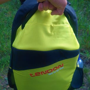 Horní madlo batohu Tendon Gear Bag je dostatečně velké a tuhé.