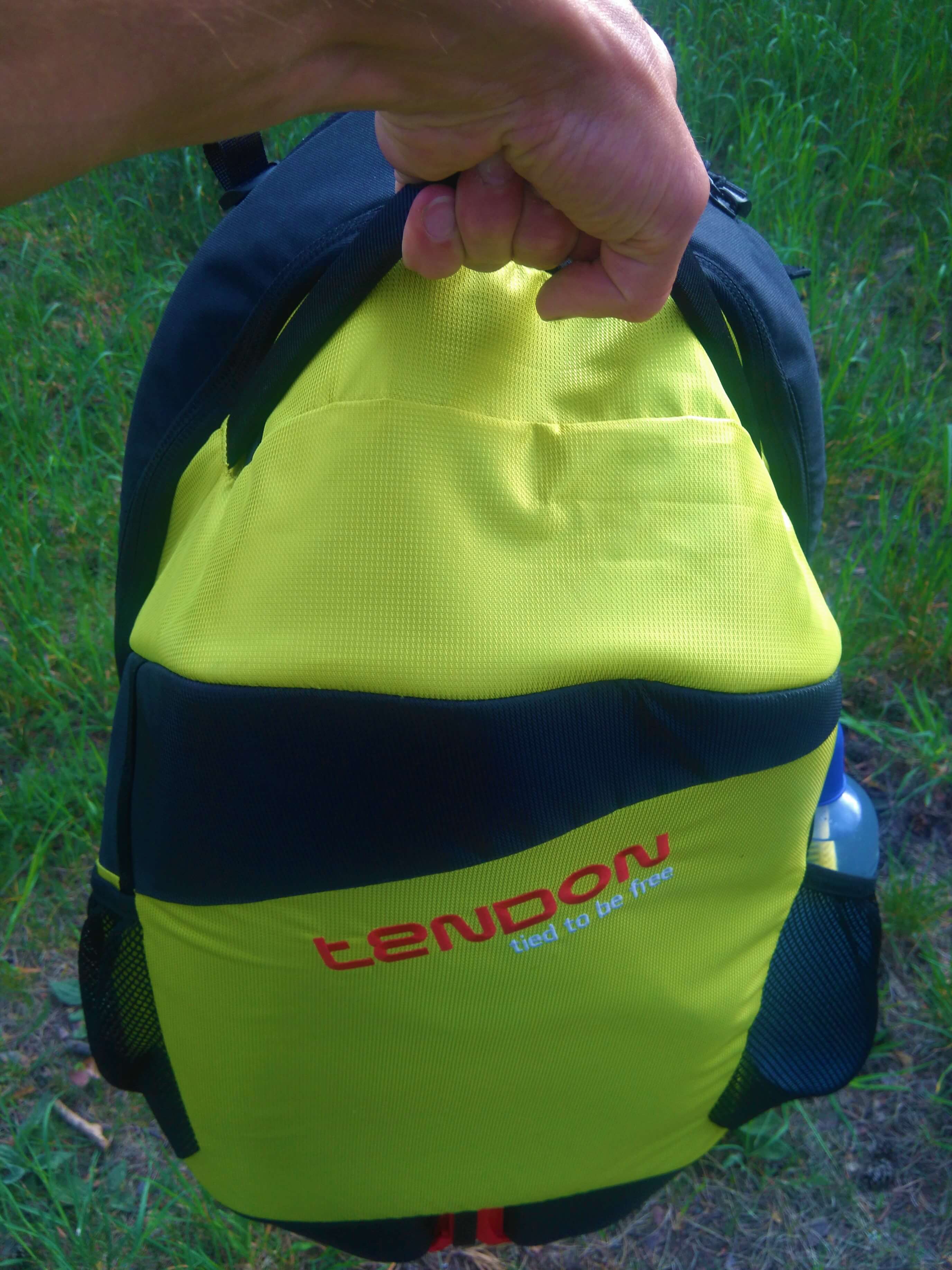 Horní madlo batohu Tendon Gear Bag je dostatečně velké a tuhé.