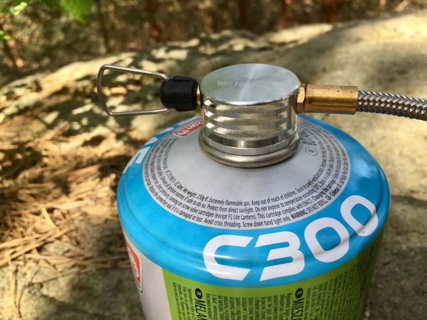 Regulace výkonu vařiče Coleman Fyrepower Alpine je umístěna přímo na plynové kartuši.