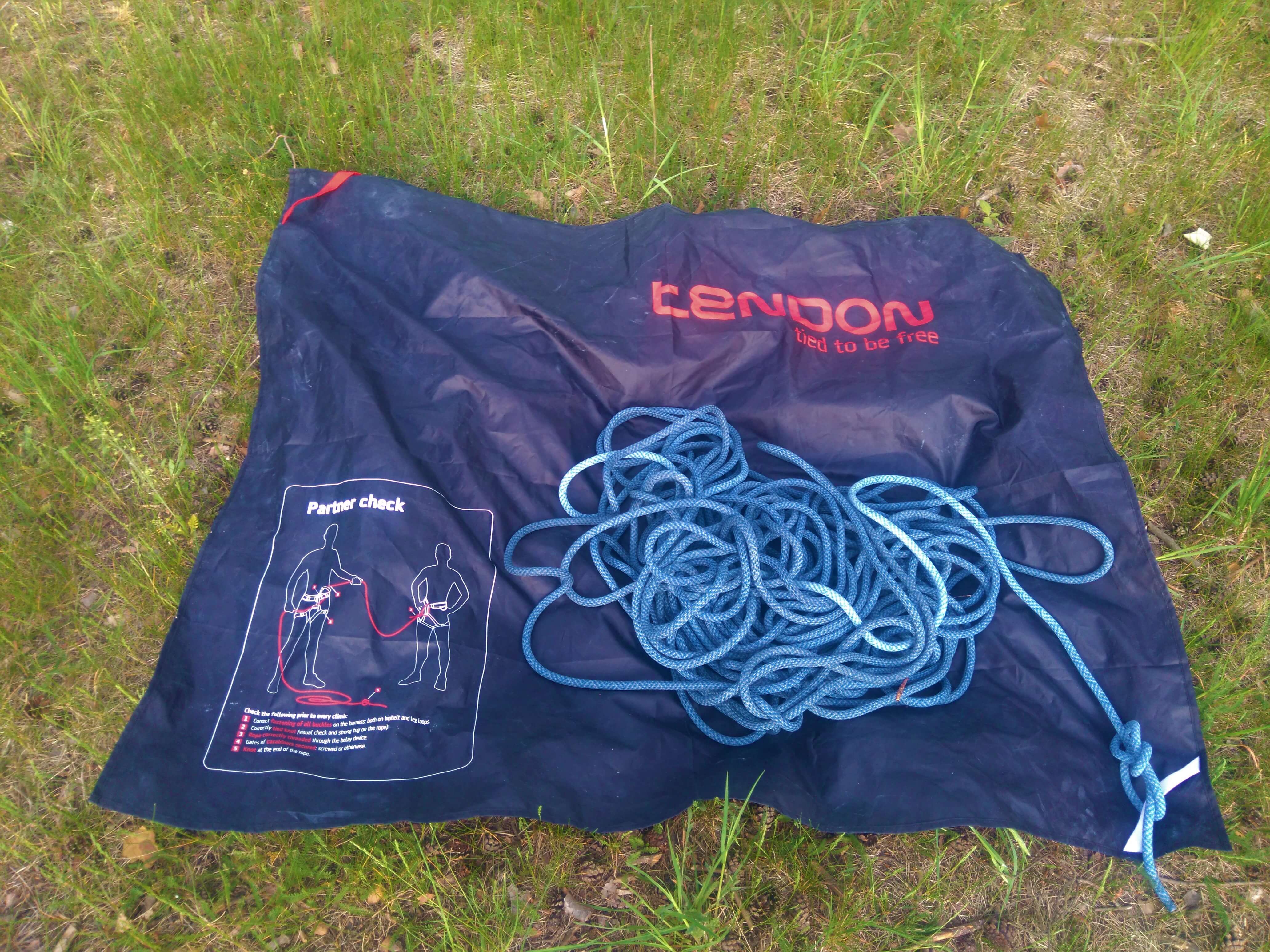Součástí batohu Tendon Gear Bag je plachta na lano s bezpečnostními pokyny pro lezení.