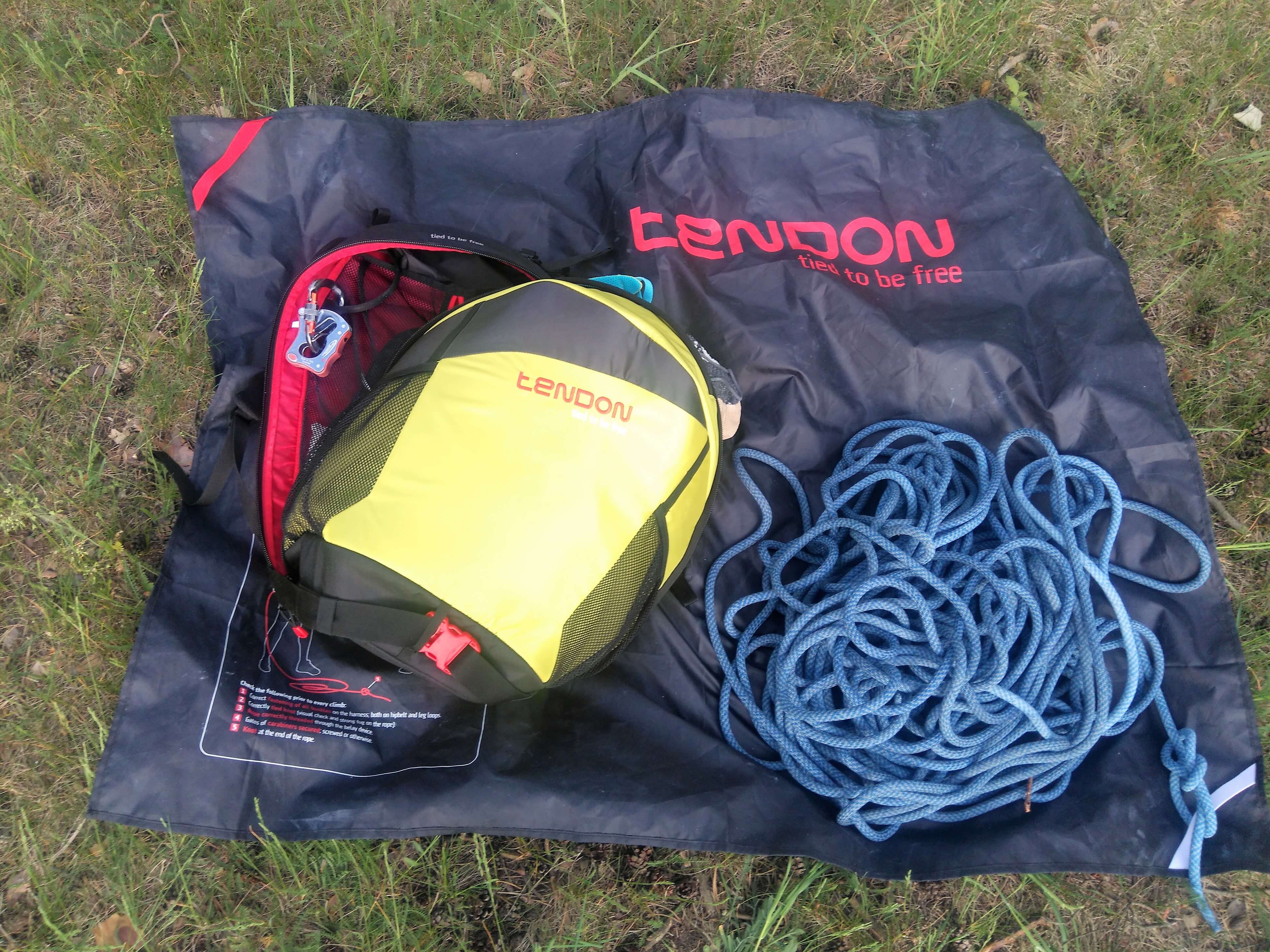 Tendon Gear Bag je dostupný ve dvou barevných variantách - limetková a černá.