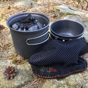 Vařič Coleman Fyrepower Alpine se krásně vejde například do tohoto nádobí od Pinguinu.