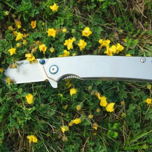 Ačkoliv je nůž Ruike P 801-SF koncepčně zavírákem, jeho kavlita je taková, že máte pocit, že držíte v ruce nůž s pevnou čepelí.