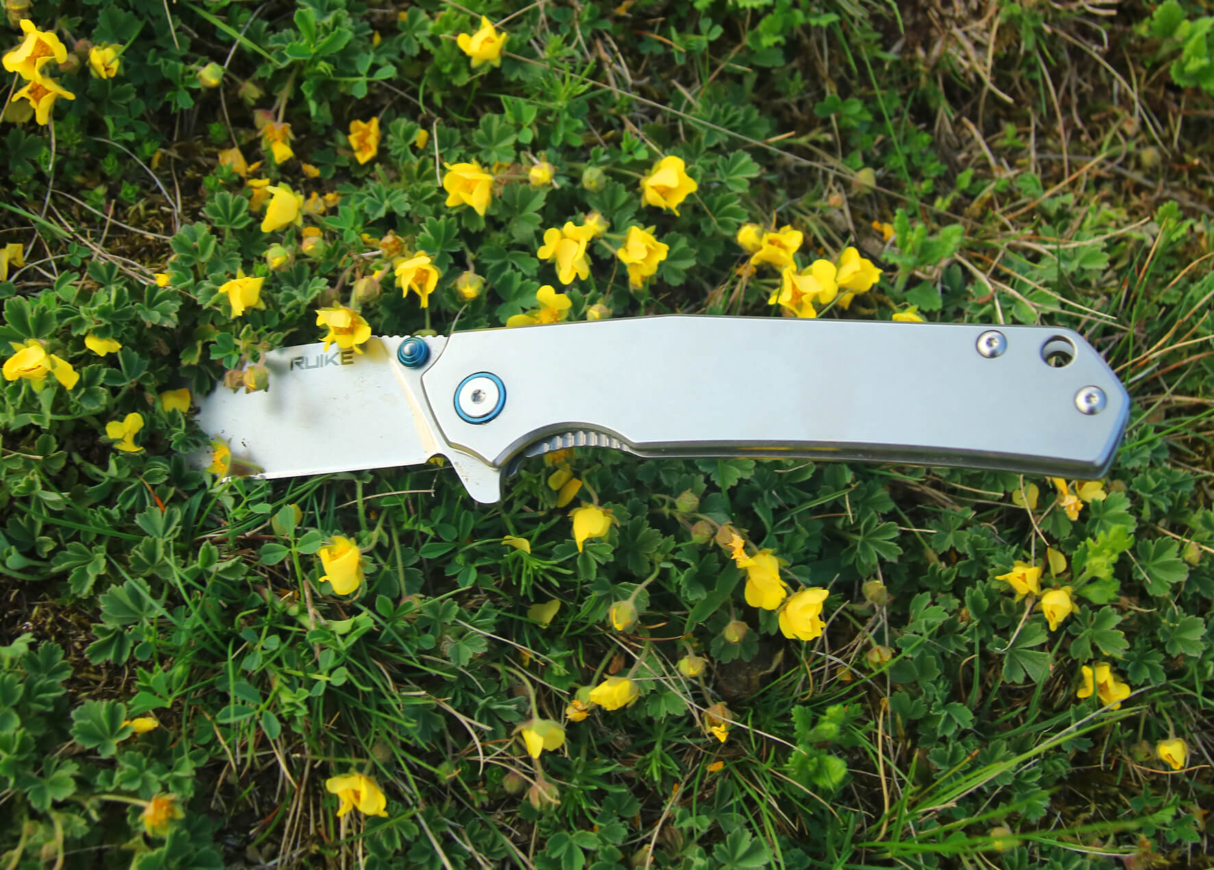 Ačkoliv je nůž Ruike P 801-SF koncepčně zavírákem, jeho kavlita je taková, že máte pocit, že držíte v ruce nůž s pevnou čepelí.