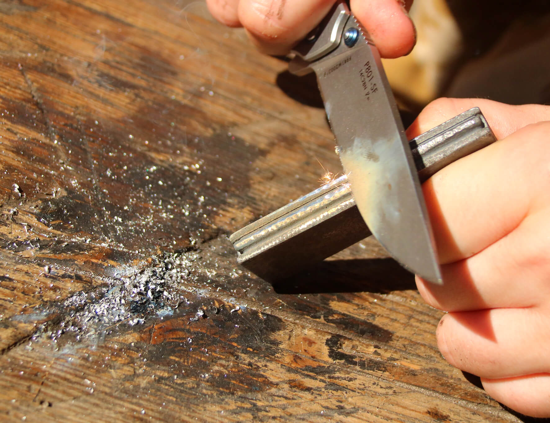 Bezpečný a pohodlný úchop za všech okolností - to je výhodou nože Ruike P801-SF.