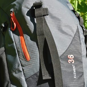 V přední části batohu se nachází hluboká kapsa s kontrastním zipem.
