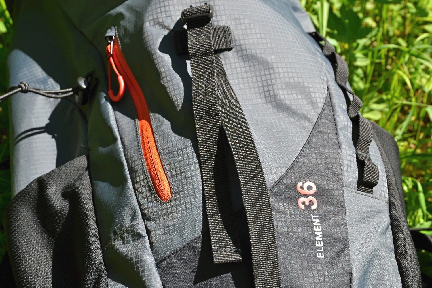 V přední části batohu se nachází hluboká kapsa s kontrastním zipem.