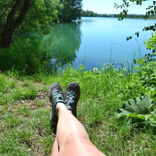 Odpočinek u rybníka při cyklotoulkách Litovelským Pomoravím. Keen Terradora Ethos.
