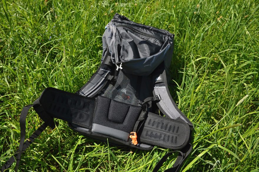 Bederní pás z poddajného materiálu dobře sedí.