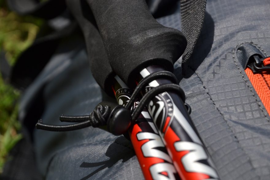 Horní část hůlek se připevní gumičkou se stahováním. Ocenila bych delší gumičku, měla jsem problém je přes obě hole upevnit.