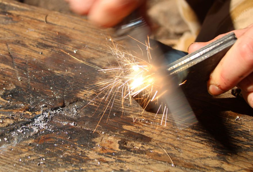 Nůž Ruike P801-SF v pohodě - a bez stop poškození- zvládá i opakované rozdělávání ohně s křesadly.