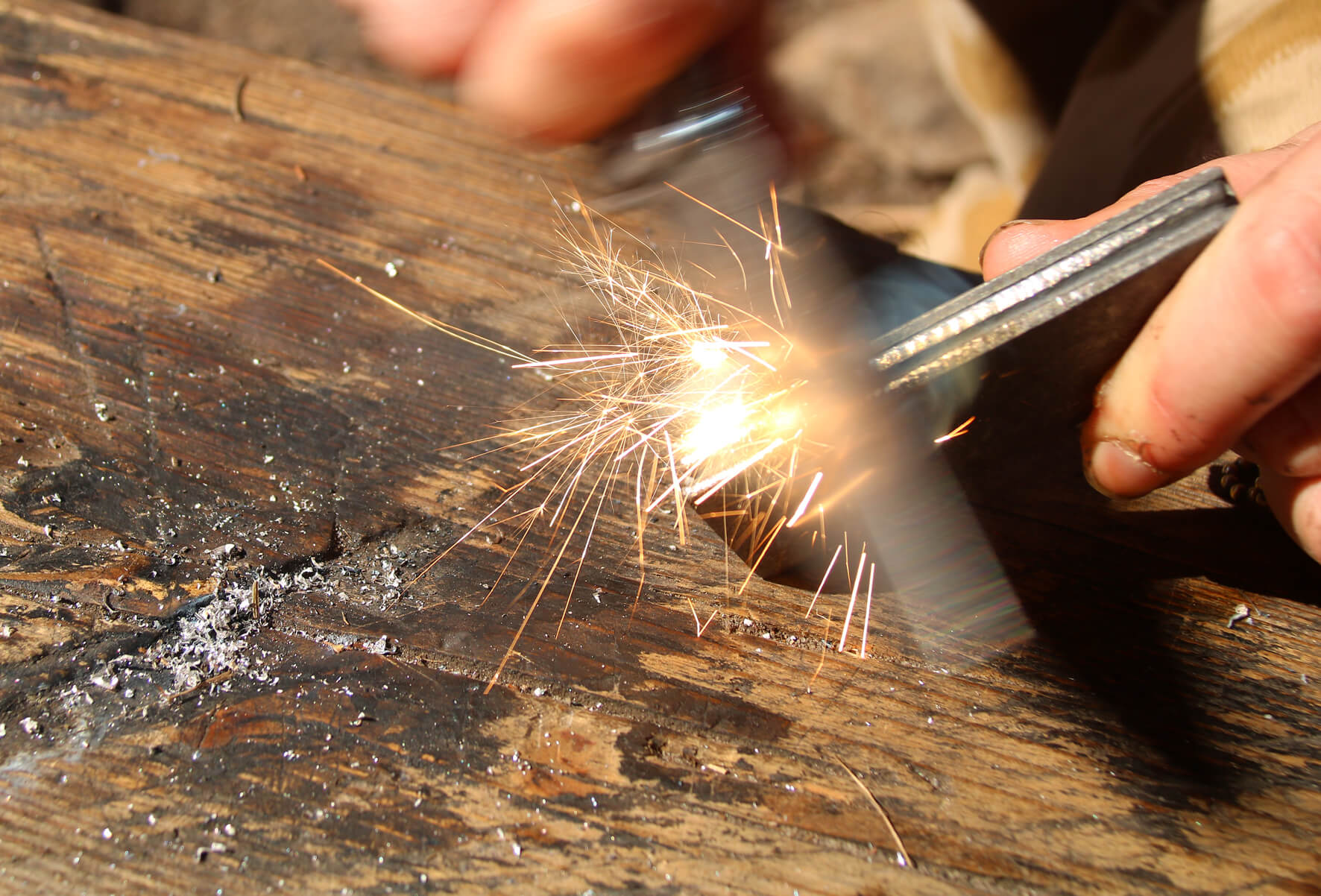 Nůž Ruike P801-SF v pohodě - a bez stop poškození- zvládá i opakované rozdělávání ohně s křesadly.