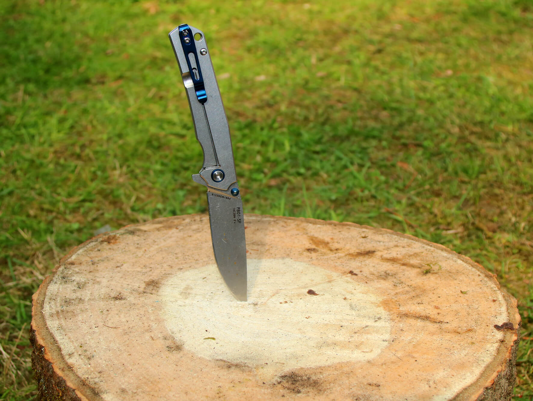 Nůž Ruike P801-SF je dobrým parťákem do outdoorových aktivit.