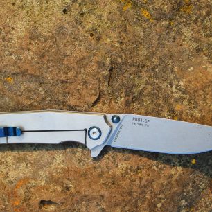 Nůž Ruike P801-SF je opatřen ocelovým klipem pro jeho zajištění v kapse.