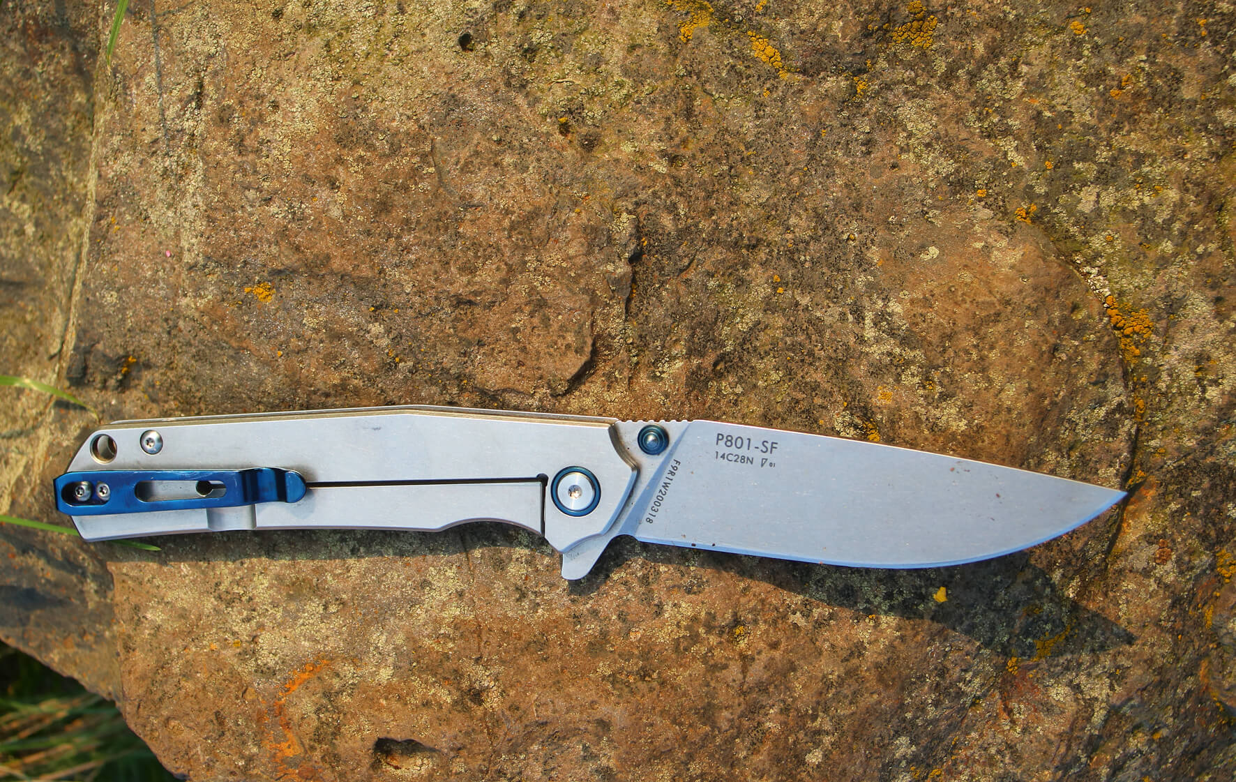 Nůž Ruike P801-SF je opatřen ocelovým klipem pro jeho zajištění v kapse.