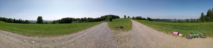 Ukázka panorama s více cestami na hřebenu Vsackých Beskyd