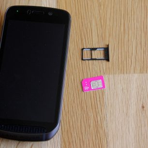Přístup k SIM kartě a microSD kartě